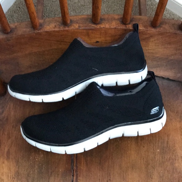 Skechers black and white shoes - Picture 4 of 6